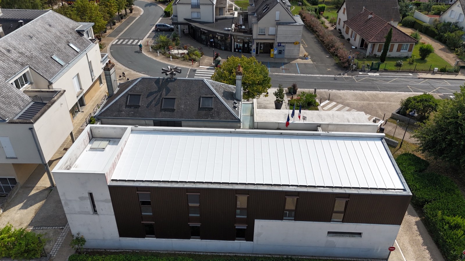 Toiture réflective blanche de la mairie de Semoy dans le Loiret